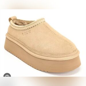 SIZE. 7. KOOLABURRA. BY UGG BURREEE. Beige Platform Slip-On Shoes